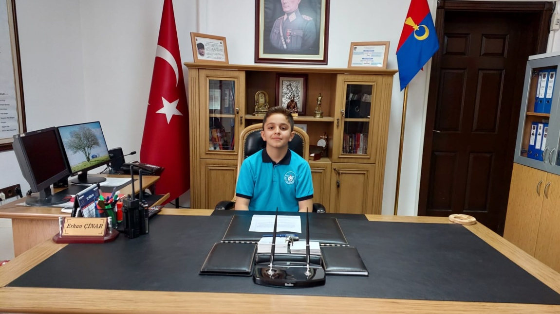 23 Nisan'da Öğrencimiz İlçe Jandarma Komutanlığı Koltuğuna Oturdu